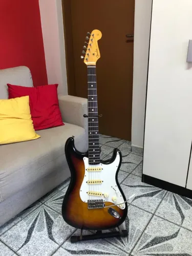 Fender Stratocaster Made in Japan (Anos 90) - Timbre Vintage e Qualidade Impecável + Case