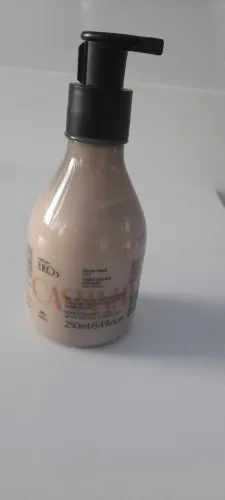 Sabonete  natura líquido cremoso para as mãos.