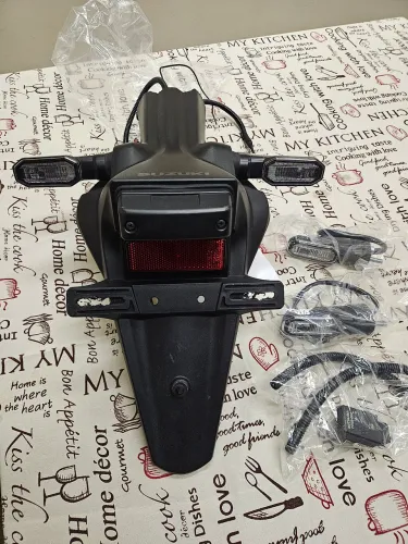 Rabeta com piscas adaptada para GSX-8s