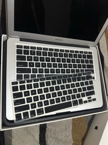 MacBook Air com Magic Mouse e acessórios