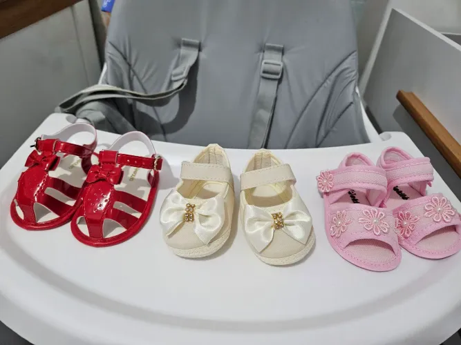 KIT SANDALIA/SAPATO MENINA TAMANHO 13/14 (3-6 MESES)
