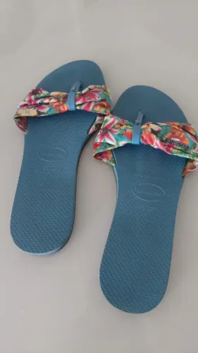 Sandália Havaianas Azul com Faço de Tecido Floral - Tamanho 39/40