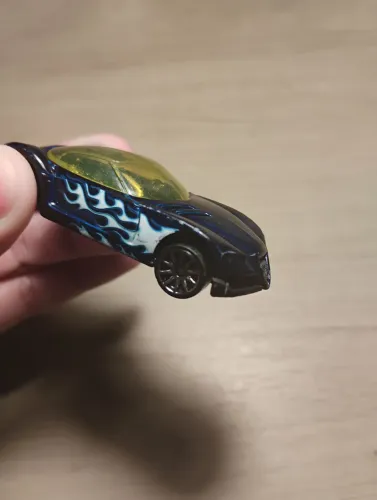 Carinho Hot Wheels modelo Golden Arrow