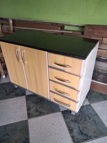 Balcão com tampo de mármore 