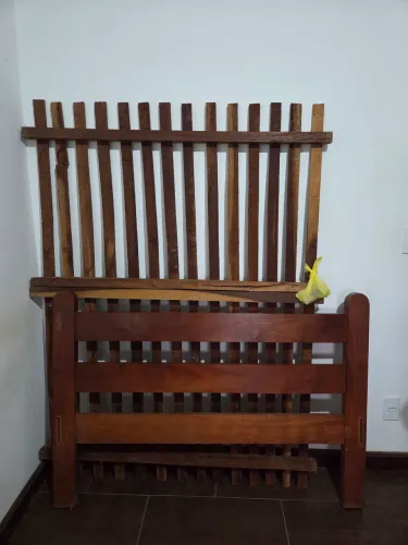 Cama de casal - Madeira maciça Cedro