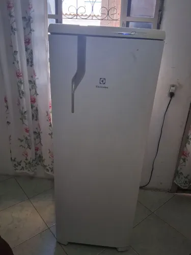 Vendo geladeira electrolux frost free em bom estado. Entrego dependendo da região 
