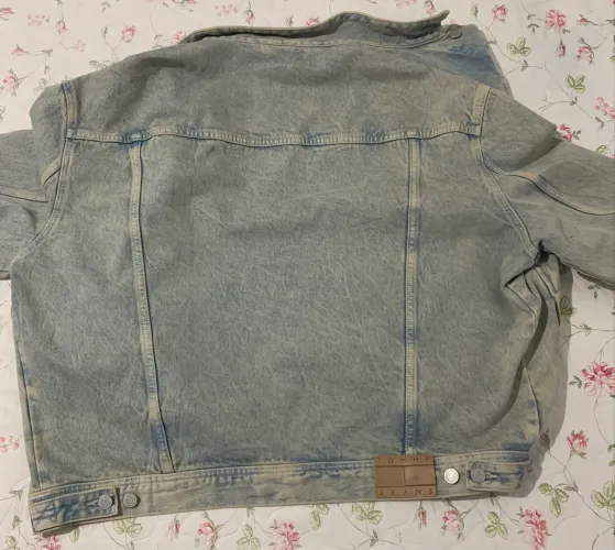 Jaqueta Tommy Jeans original, modelo jeans claro, tamanho L. (Internacional), G (Brasil)