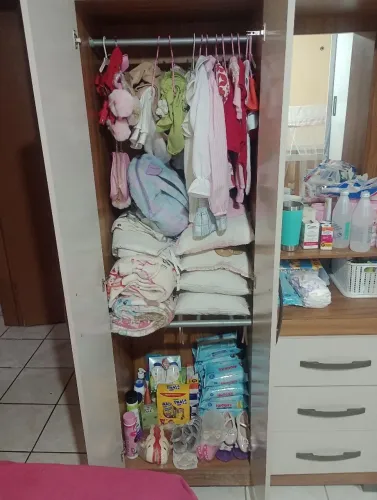 Guarda-roupa, semi novo.