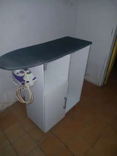 Tábua de passar roupa com armário