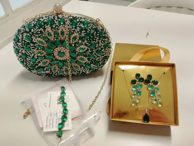 Vendo bolsa de festa colar e brinco