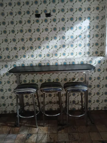 COnjunto de bancada/balcão com 3 banquetas altas