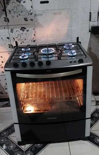 Excelente fogão Electrolux top automático com tripla chama automático com prateleira