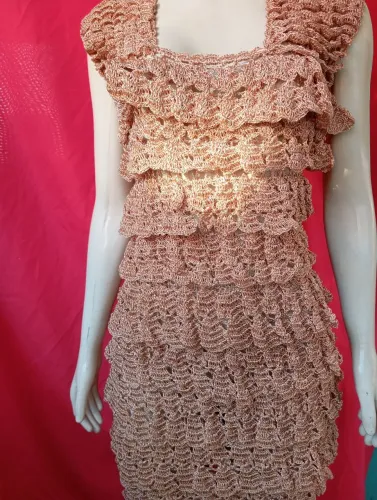 Vendo um vestido em crochê trabalho artesanal novo sem uso tamanho ?p p