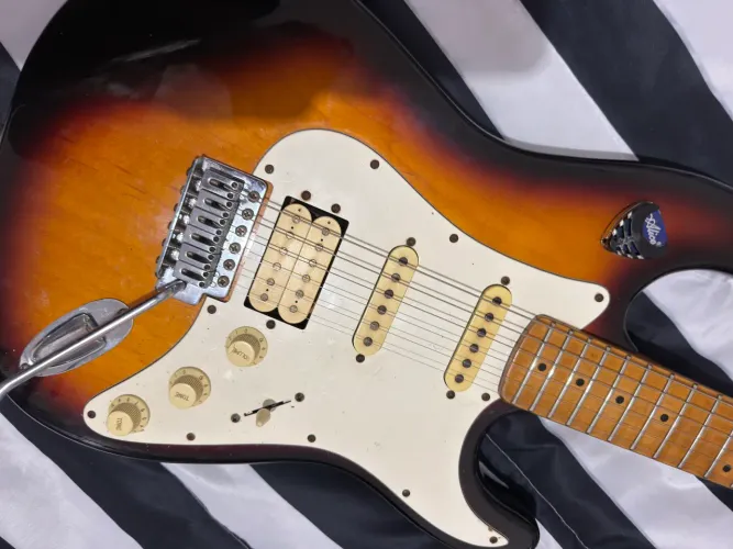 Guitarra elétrica washburn com pedaleira, amplificador e acessórios