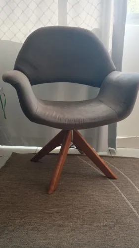 2 poltronas giratória com pés de madeira ( usado)