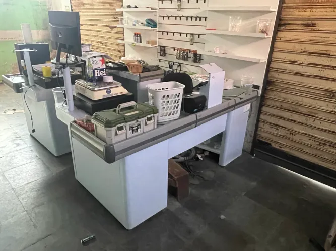 2 Caixas de Supermercado (Checkout) com Espaço Central para Balança