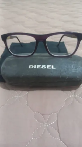 Óculos com lentes com grau Diesel usado.