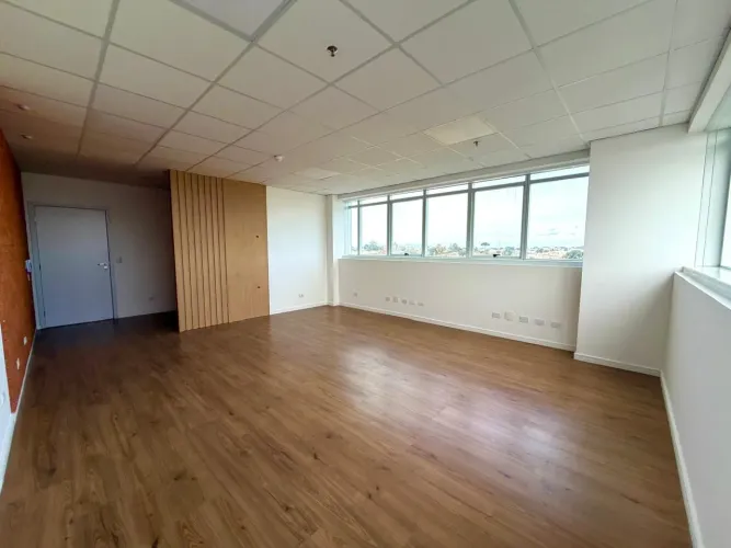 Sala comercial 44m² para locação no 7° andar.