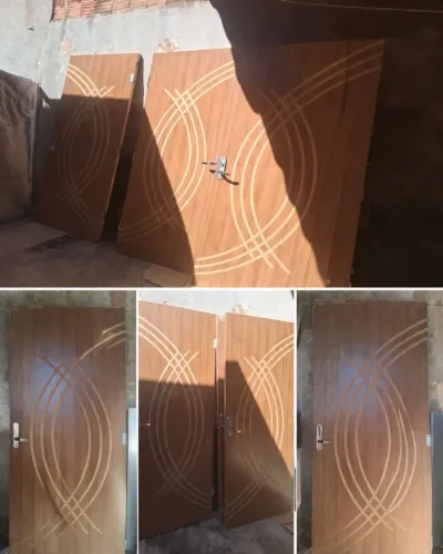 Portas de madeira com maçanetas e fechaduras
