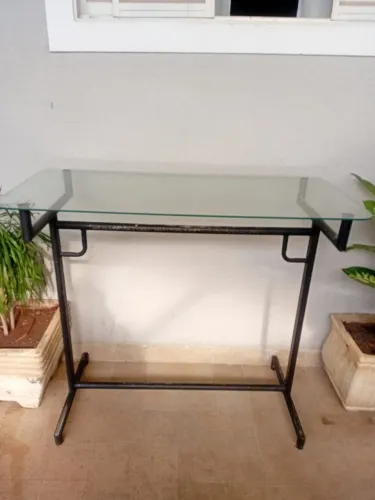 Aparador de ferro com tampa de vidro