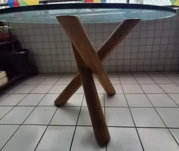 Mesa com tampo de vidro redondo e pés em eucalipto tratado