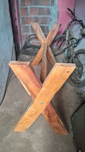 Mesa de madeira rústica em X