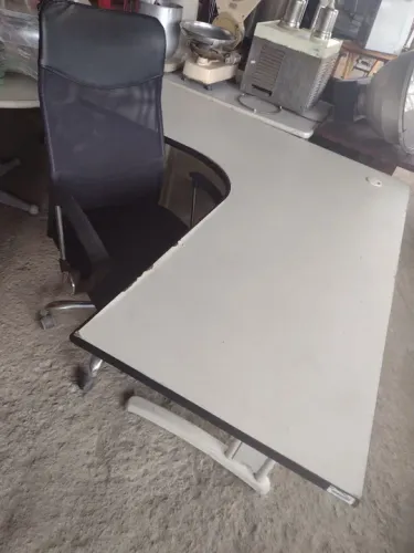 Mesa de Escritório em L Branca Usada