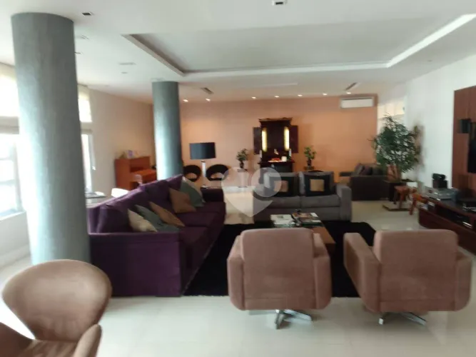 Mansão suspensa de 300 m² na quadra da praia