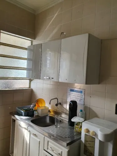 Armário aéreo de metal com 3 portas
