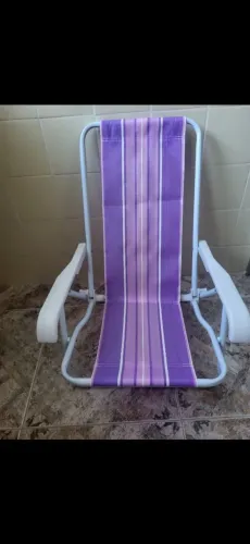 Cadeira de praia infantil com listras roxas