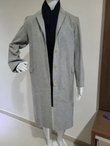 Casaco de lã cinza elegante.