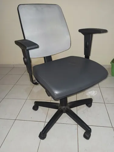 Cadeira para escritório giratória de couro