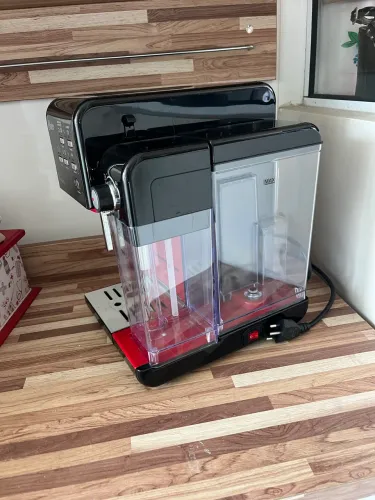 Cafeteira Expresso Oster Primalatte Preta e Vermeleha 1,5 litros 