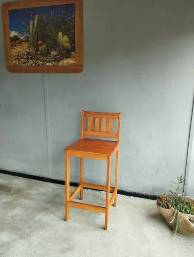 Banqueta de madeira rústica