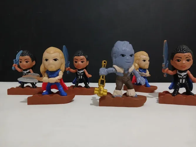 Coleção Miniaturas Marvel Thor,Thanos e Valkyrie
