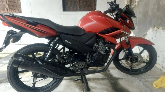 Moto bem novinha do único dono emplacada até dezembro de * 