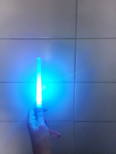 Varinha cintilante acende luz e vai variando as cores.