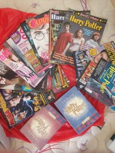 Kit Harry Potter - Revistas e Posters + Audiolivros HP1 + HP2.
