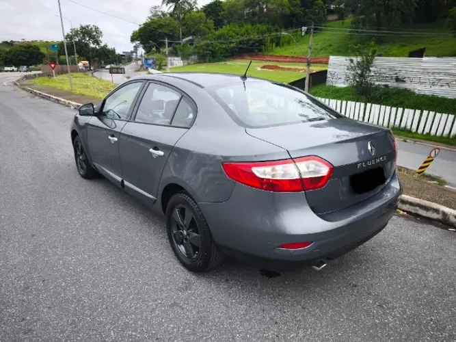 Renault Fluence Dynamique 2.0 CVT 2013 com 136.000km e pneus novos