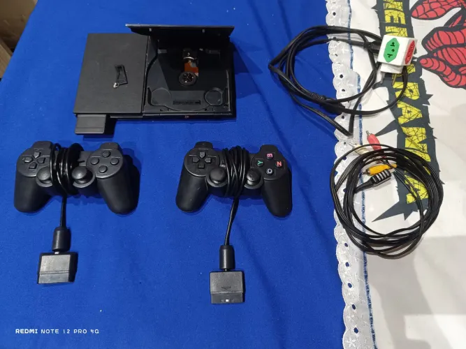 Vende-se PS2 muito bem conservado com pendrive e 2 controles 