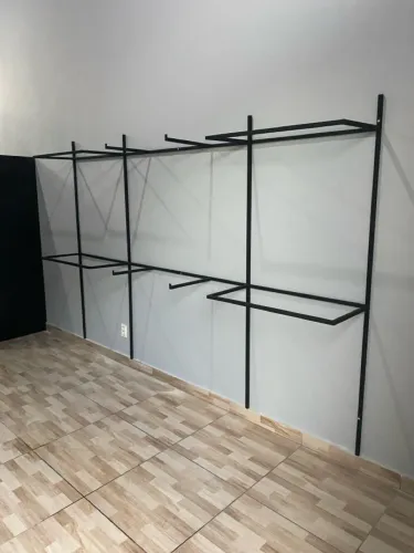 Arara de Roupa em Metal Preto