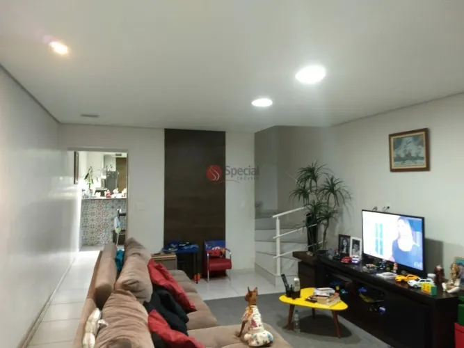 Sobrado à venda na Vila Matilde de 3 quartos e 2 vagas de garagem.