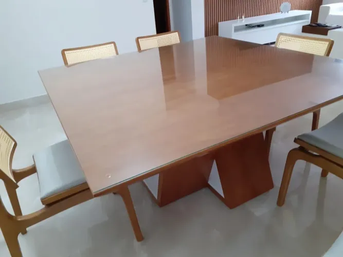 Mesa de Jantar Elegante com Tampo laca e madeira 