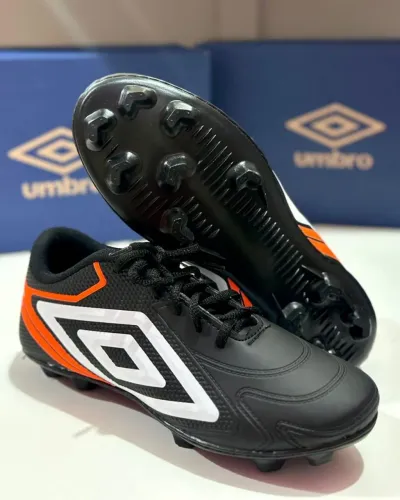 Chuteira Umbro Adamant