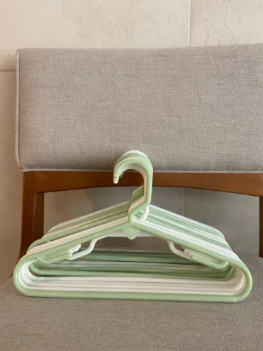 17 Cabides de Roupa Verde e Branco para infantil 