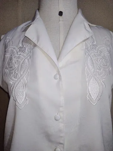 Blusa branca bordada