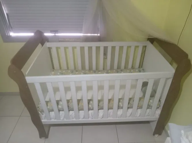 Berço Infantil Branco com Detalhes Amadeirados