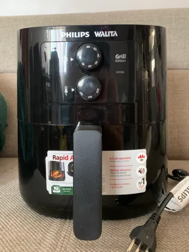 A imagem mostra uma Fritadeira Airfryer Série 3000 Grill Edition da Philips Walita.  