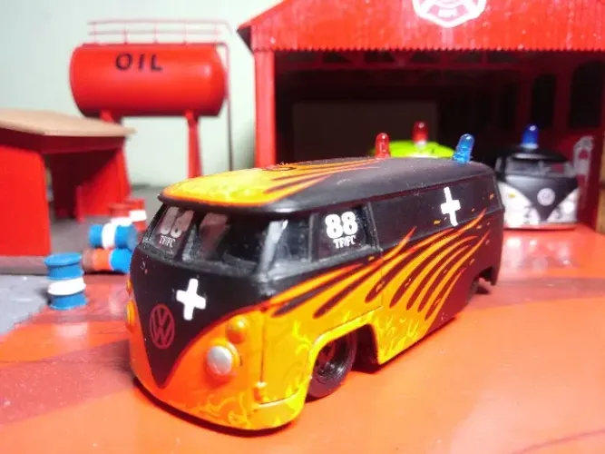 MINIATURA 1962 VOLKSWAGEN BUS AMBULANCE 1/55 - (1/64 JADA TOYS.)