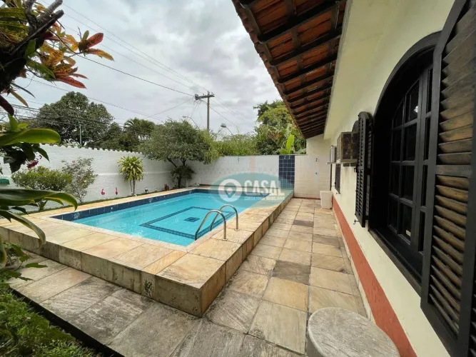 Casa em Associação de Moradores com 03 Quartos com Piscina e Churrasqueira em Itaipu.